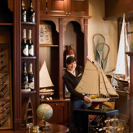 Yachthafenresidenz Hohe Duene Hotel Rostock Exterior photo A model ship in a shop in Saint Petersburg, Russia