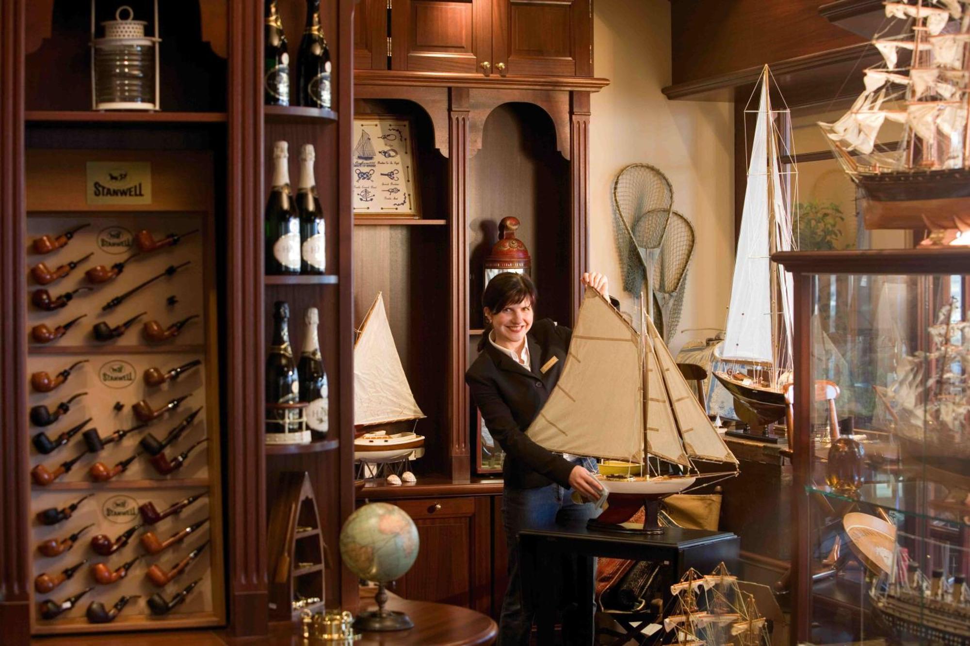 Yachthafenresidenz Hohe Duene Hotel Rostock Exterior photo A model ship in a shop in Saint Petersburg, Russia