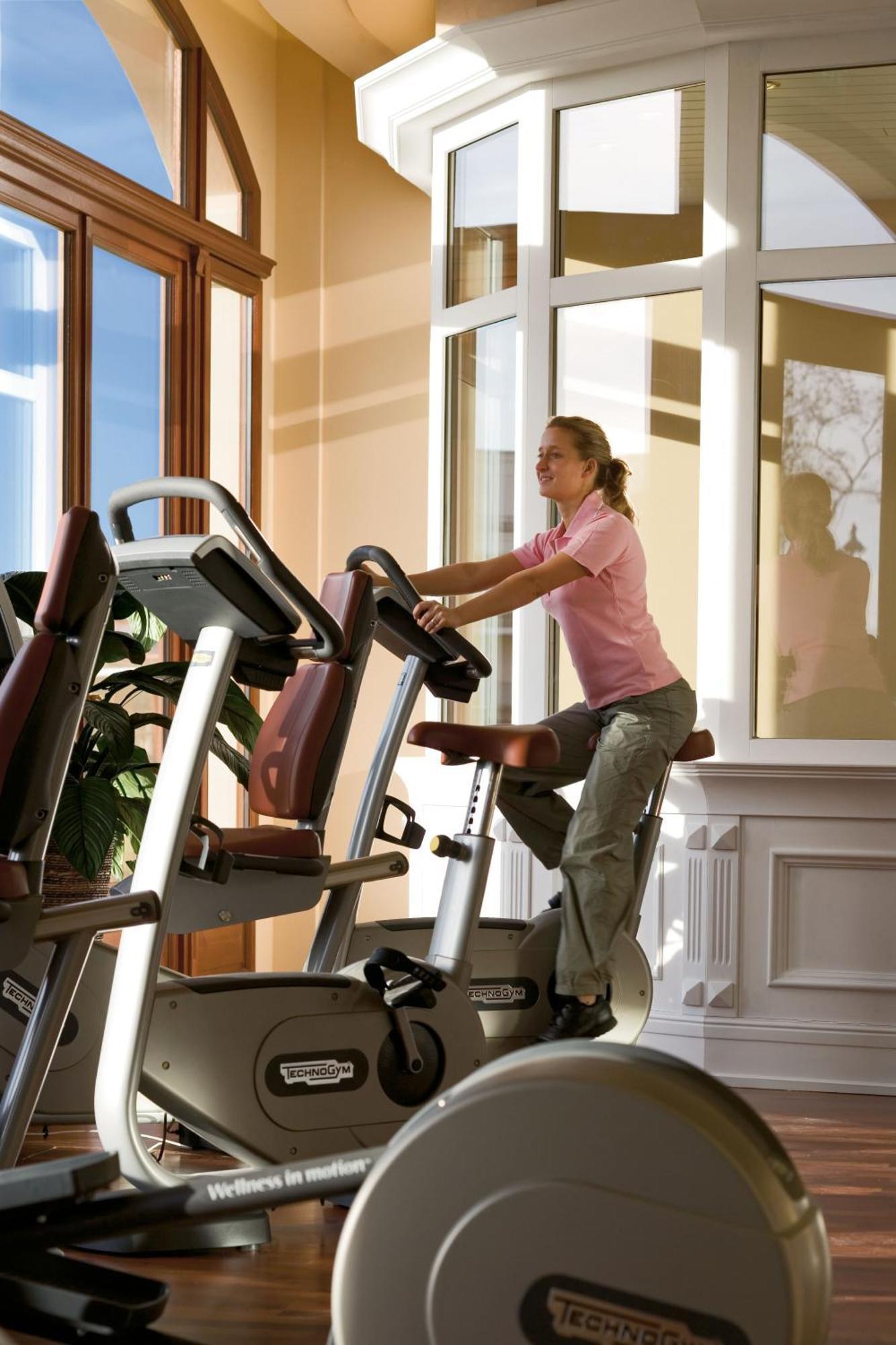 Yachthafenresidenz Hohe Duene Hotel Rostock Exterior photo A woman on a treadmill