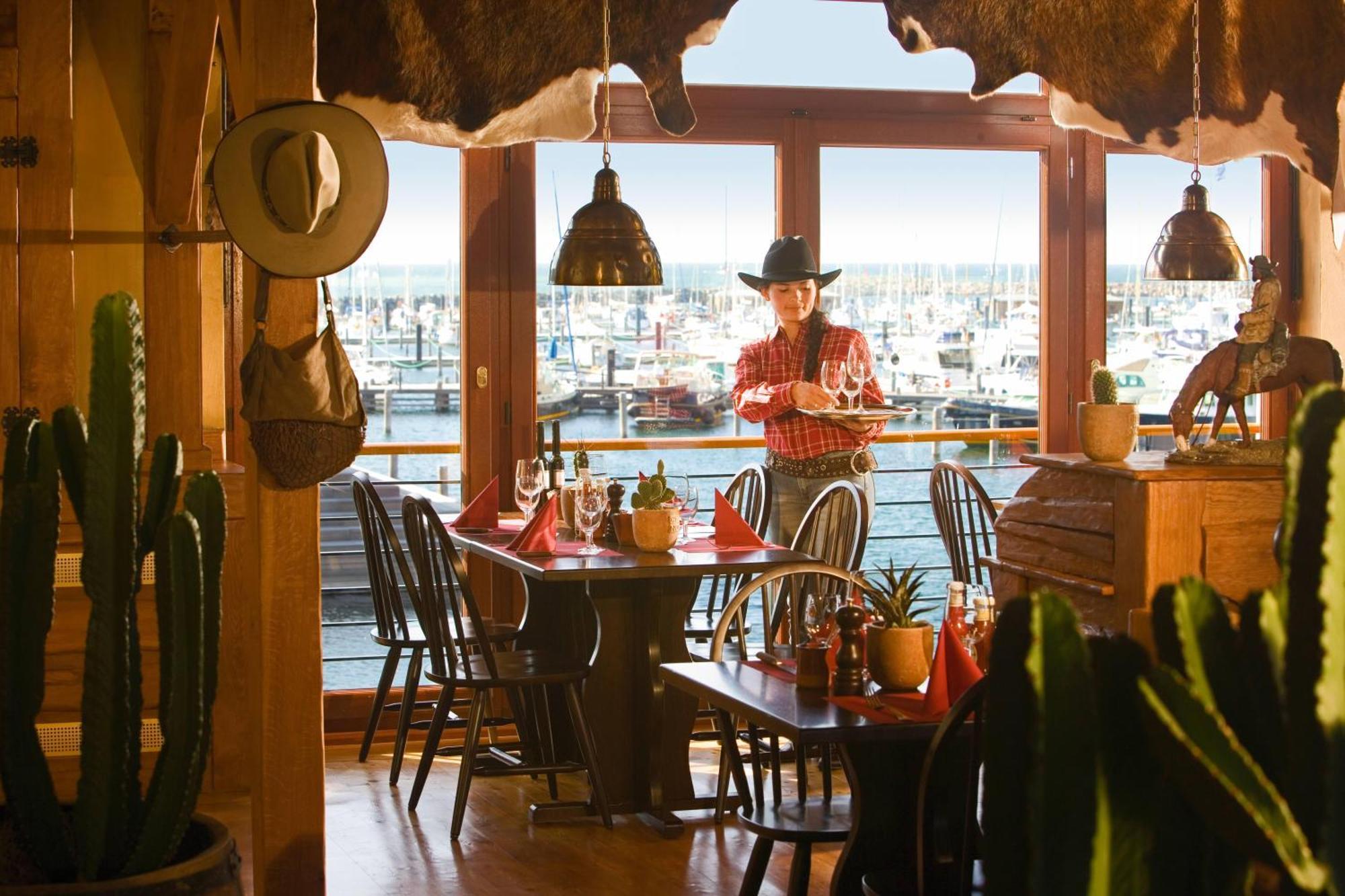 Yachthafenresidenz Hohe Duene Hotel Rostock Exterior photo Interior of a Longhorn Steakhouse