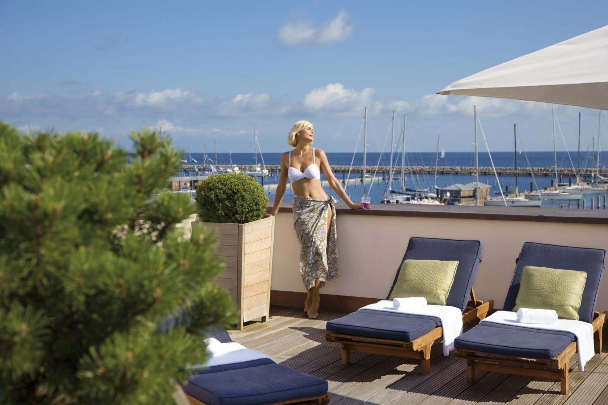 Yachthafenresidenz Hohe Duene Hotel Rostock Exterior photo Rooftop terrace