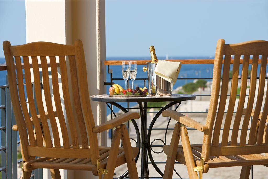 Yachthafenresidenz Hohe Duene Hotel Rostock Room photo A balcony