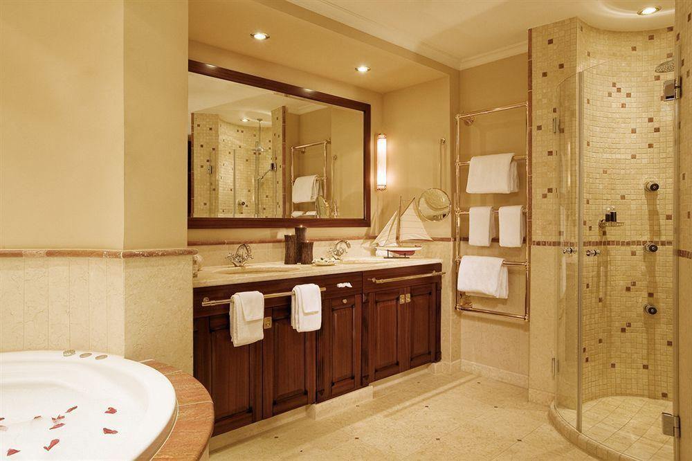 Yachthafenresidenz Hohe Duene Hotel Rostock Exterior photo A bathroom
