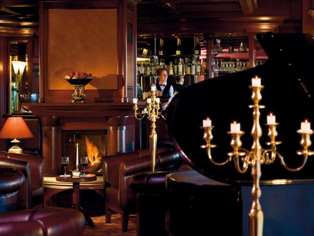 Yachthafenresidenz Hohe Duene Hotel Rostock Exterior photo The bar at the St. Regis