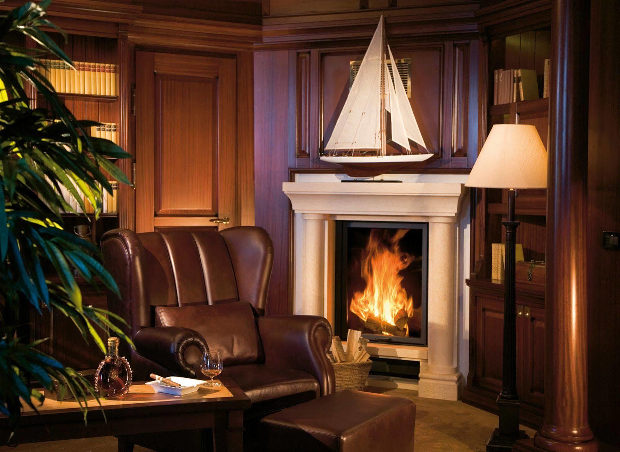 Yachthafenresidenz Hohe Duene Hotel Rostock Exterior photo A fireplace in a home