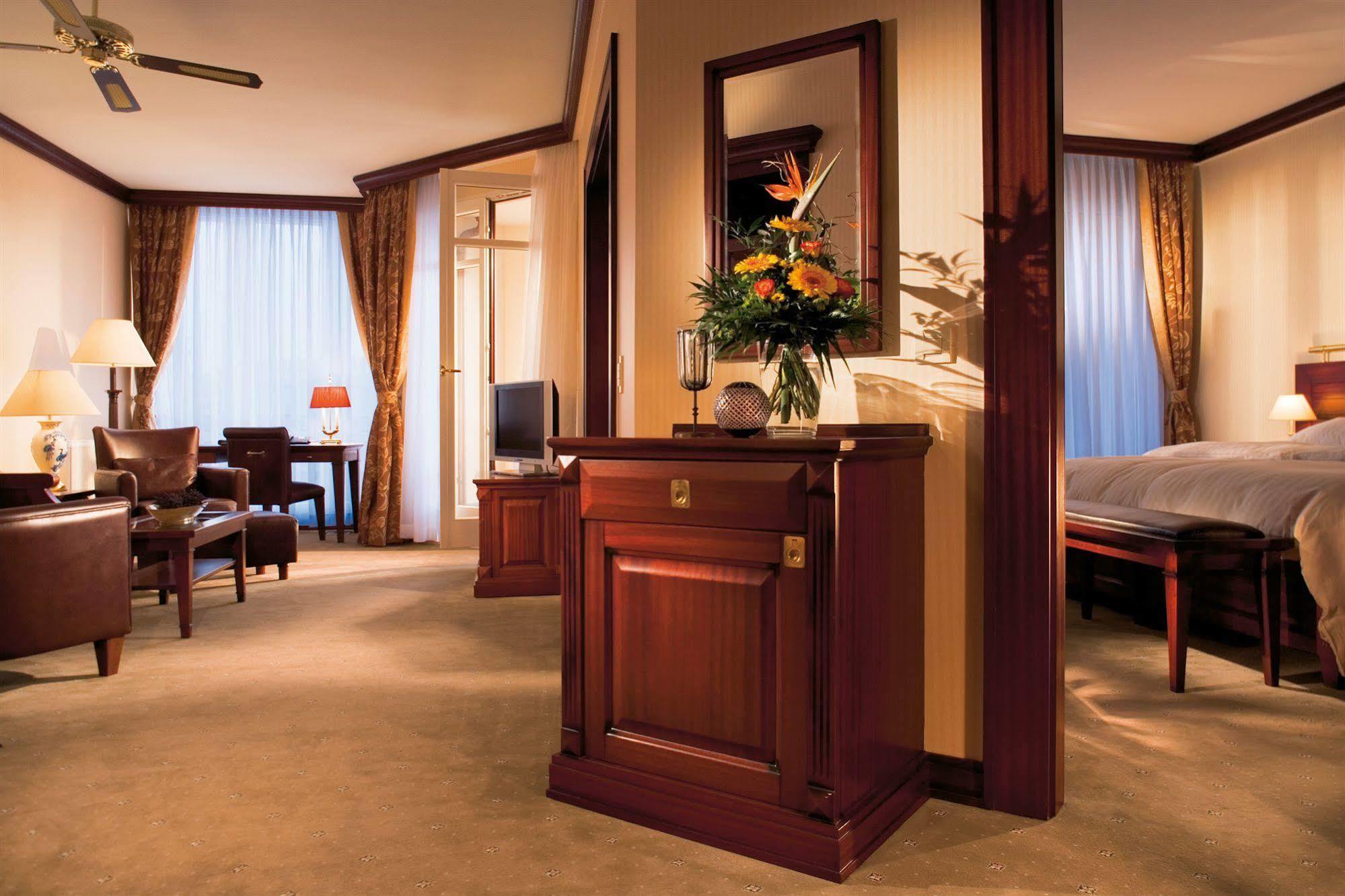Yachthafenresidenz Hohe Duene Hotel Rostock Exterior photo A suite at the InterContinental Wien
