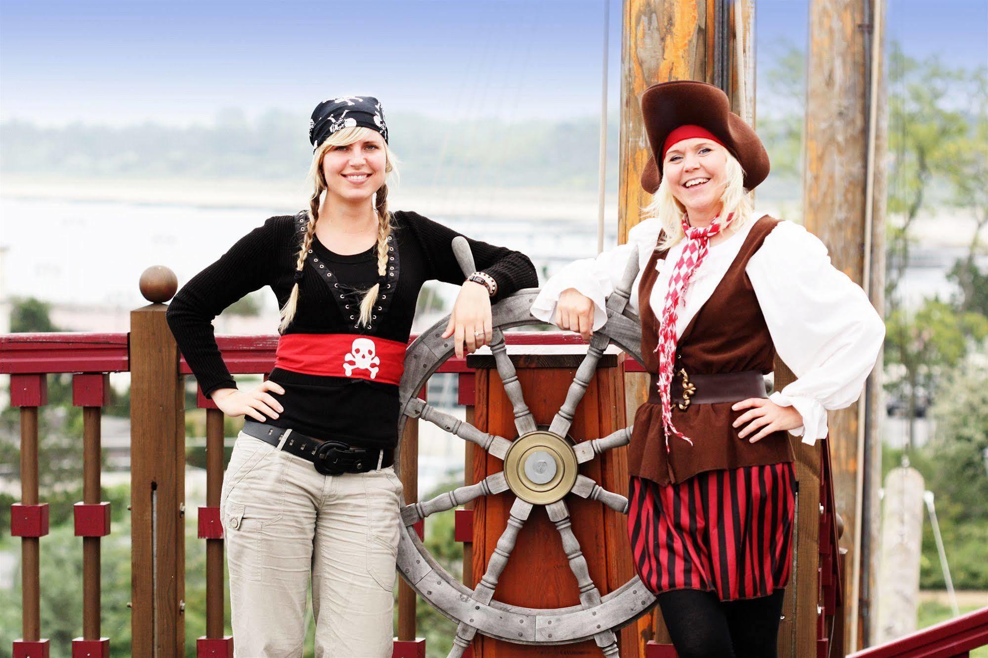 Yachthafenresidenz Hohe Duene Hotel Rostock Exterior photo Two pirates at the 2009 festival