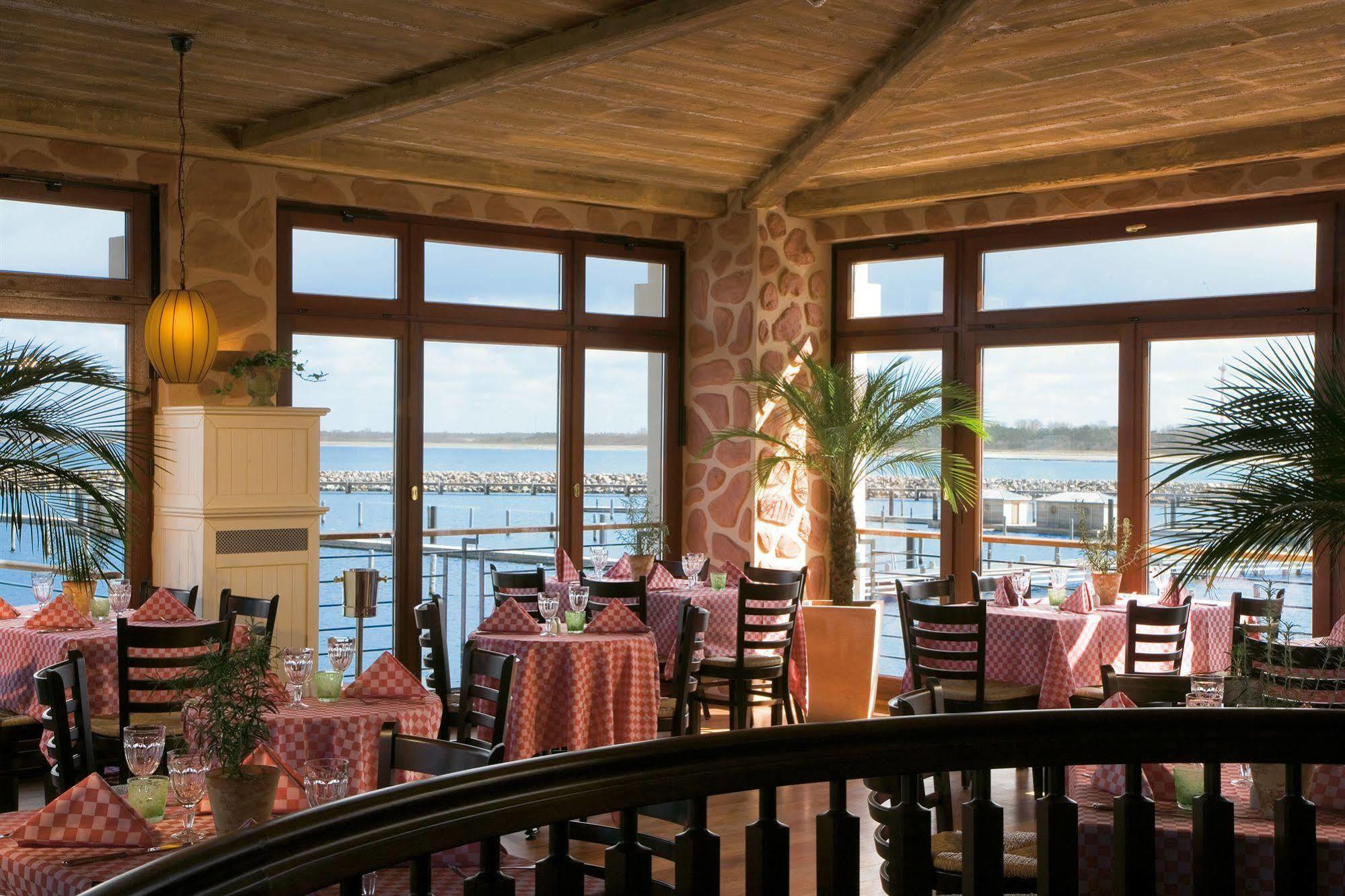 Yachthafenresidenz Hohe Duene Hotel Rostock Exterior photo Restaurant